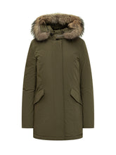 Parka Woolrich verde con cappuccio in pelliccia - Donna | $store$